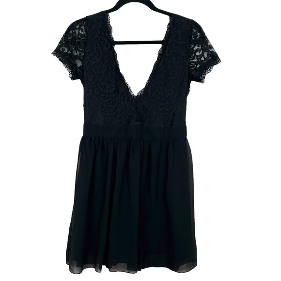 Black Deep V Neck Lace Mini Dress Large - Picture 1 of 8